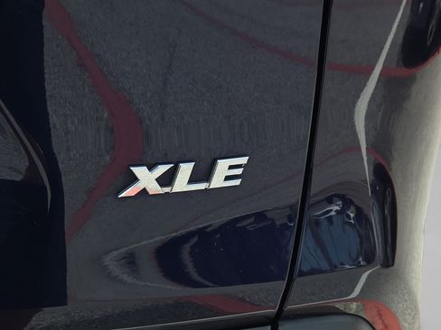 Used 2019 Toyota RAV4 XLE Premium FWD image 5