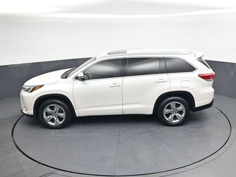 Used 2019 Toyota Highlander Limited FWD image 28