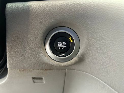 Used 2024 Chrysler Pacifica Touring-L FWD image 45