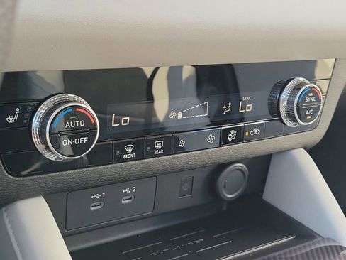 New 2025 Mitsubishi Outlander SE image 32