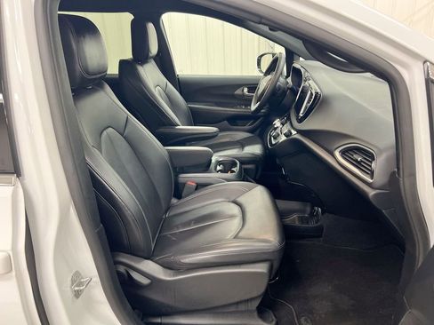 Used 2025 Chrysler Pacifica Select FWD image 21