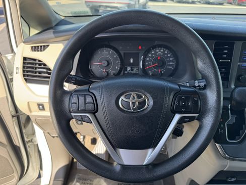 Used 2017 Toyota Sienna LE FWD image 19