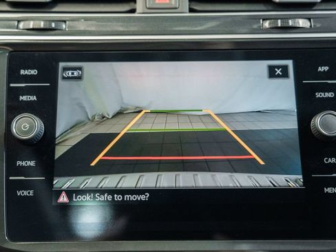 Used 2024 Volkswagen Tiguan SE AWD/4WD image 35