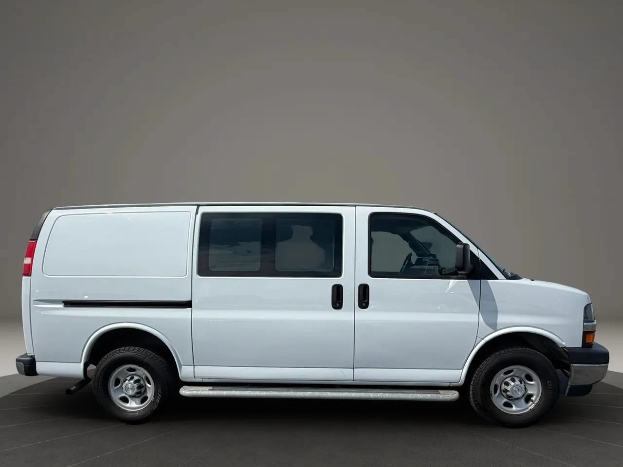 Used 2018 Chevrolet Express 2500 w/ Driver Convenience Package RWD image 7
