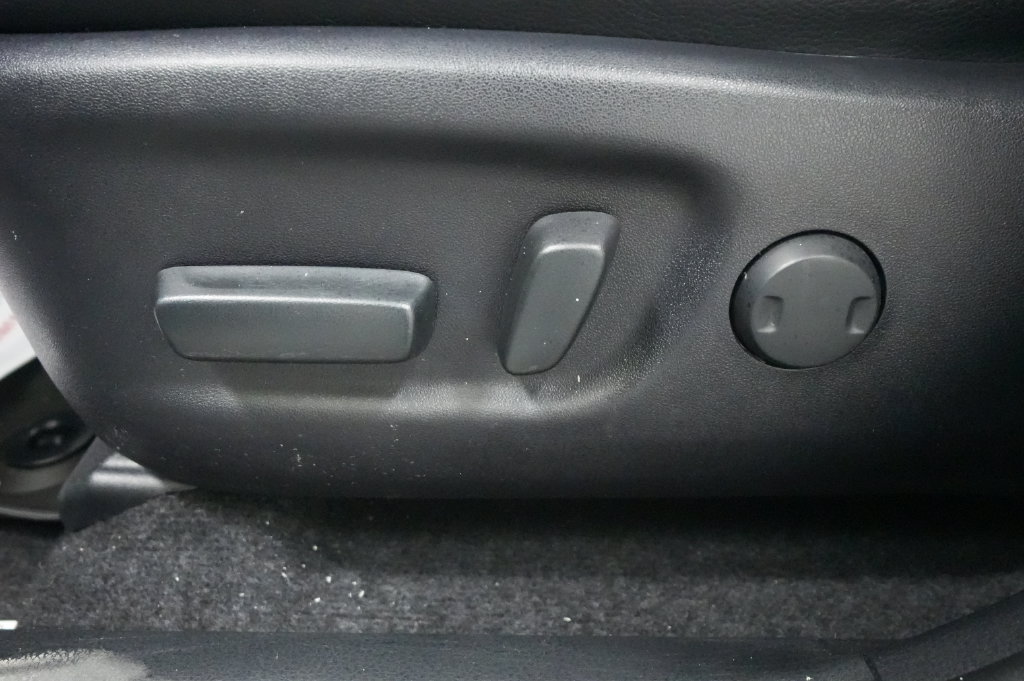 Used 2018 Toyota RAV4 Limited AWD/4WD image 17