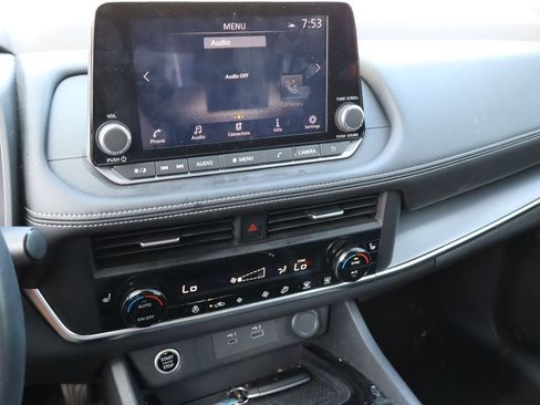 Used 2023 Nissan Rogue SV w/ SV Premium B Package FWD image 9