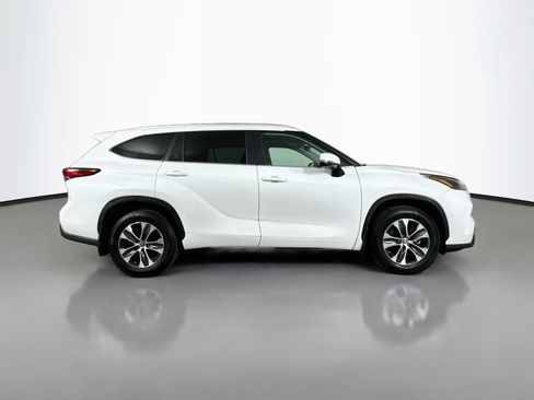 Used 2023 Toyota Highlander XLE AWD/4WD image 8