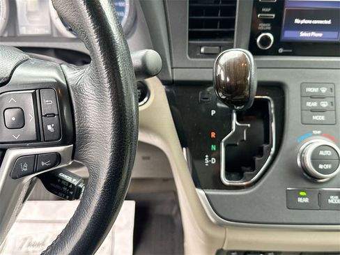 Used 2020 Toyota Sienna XLE image 23