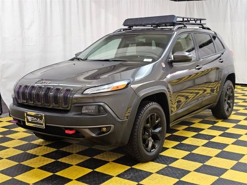 Used 2017 Jeep Cherokee Trailhawk image 7