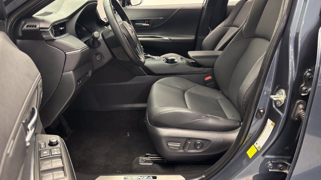 Used 2024 Toyota Venza XLE AWD/4WD image 13