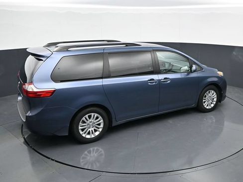 Used 2017 Toyota Sienna XLE FWD image 28