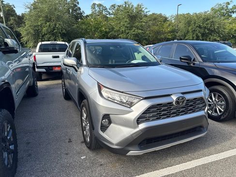 Used 2020 Toyota RAV4 Limited FWD image 3