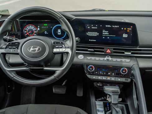 Used 2025 Hyundai Elantra SEL FWD image 34