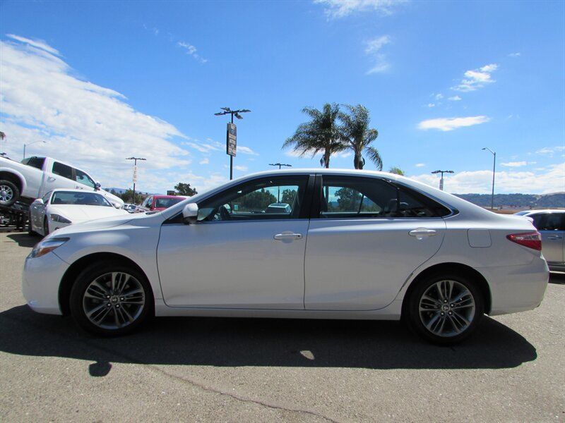 Used 2015 Toyota Camry SE w/ Moonroof Package FWD image 4