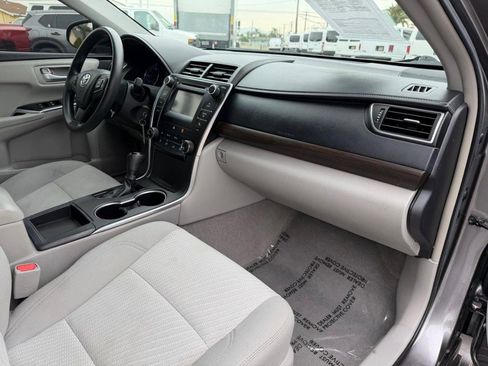 Used 2016 Toyota Camry image 20