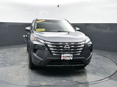 Used 2025 Nissan Rogue SV image 2