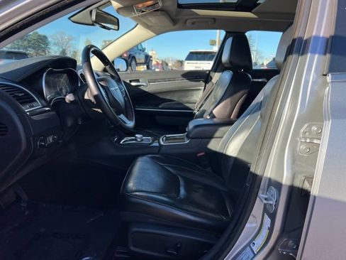 Used 2017 Chrysler 300 C image 7