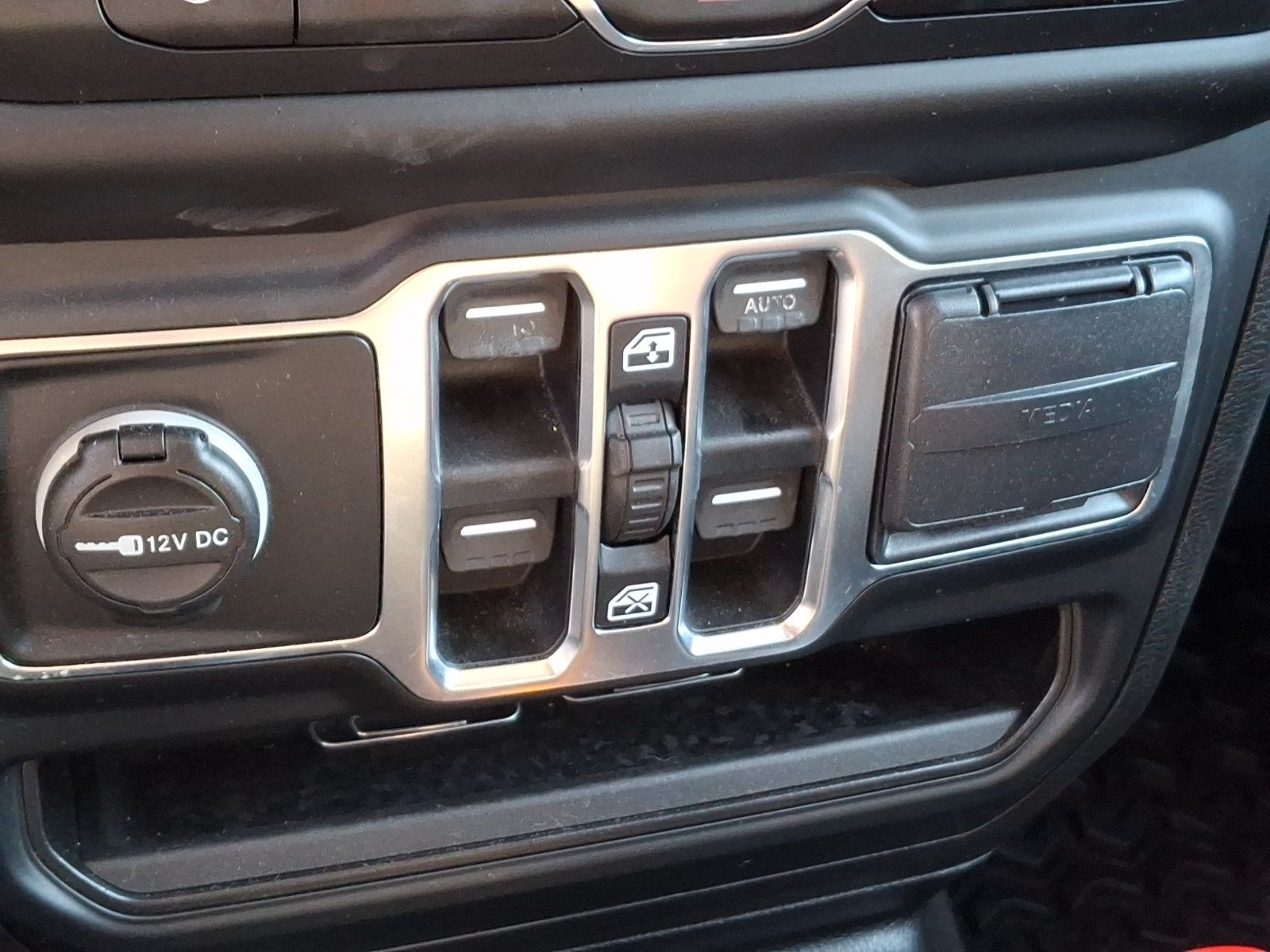 Used 2018 Jeep Wrangler Unlimited Sport S AWD/4WD image 25