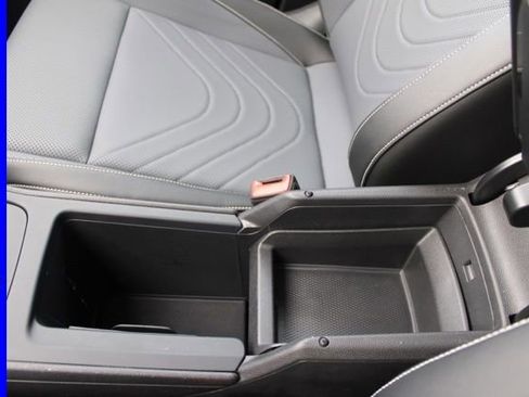 Used 2025 Volkswagen Tiguan SE image 37