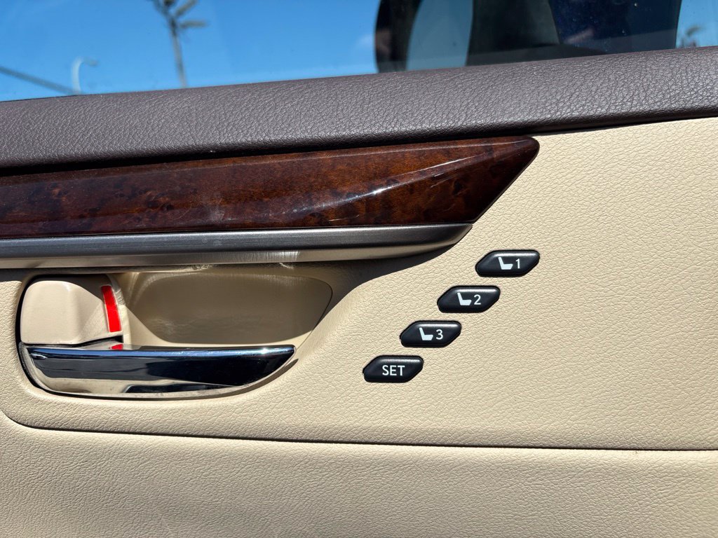 Used 2016 Lexus ES 350 w/ Premium Package w/Wood Trim FWD image 18