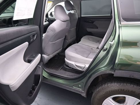 Used 2023 Toyota Highlander LE FWD image 21