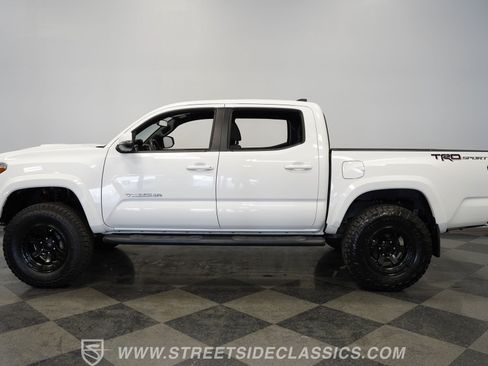 Used 2018 Toyota Tacoma TRD Sport w/ Technology Package RWD image 2