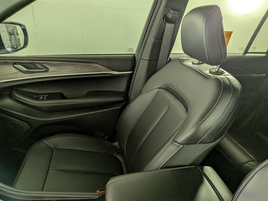 Certified 2025 Jeep Grand Cherokee Limited AWD/4WD image 29