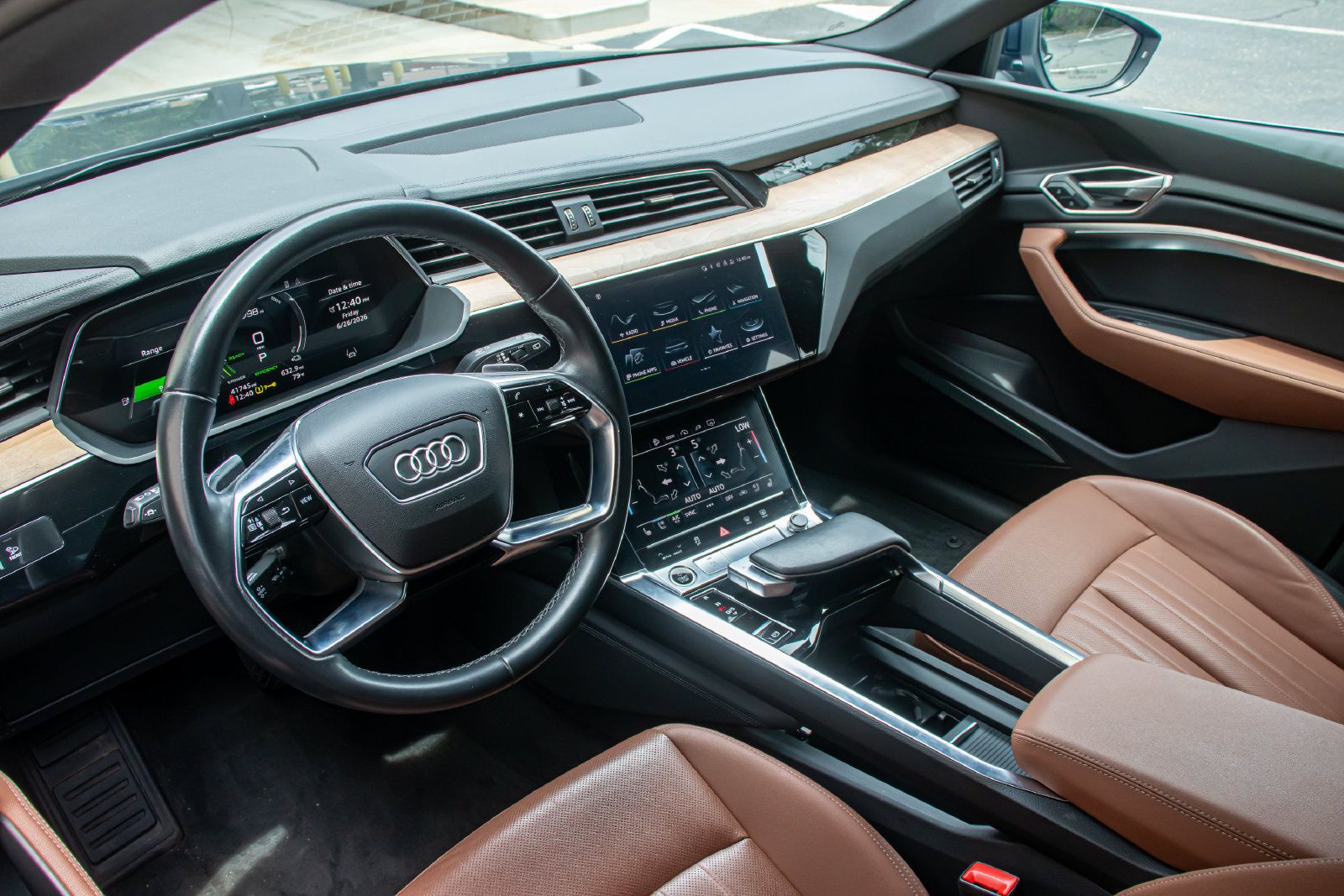 Used 2024 Audi Q8 e-tron Premium Plus w/ Premium Plus Package AWD/4WD image 2
