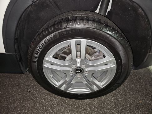 Used 2021 Mercedes-Benz GLB 250 4MATIC image 35