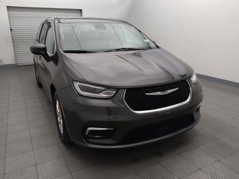 Used 2023 Chrysler Pacifica Touring-L FWD image 14
