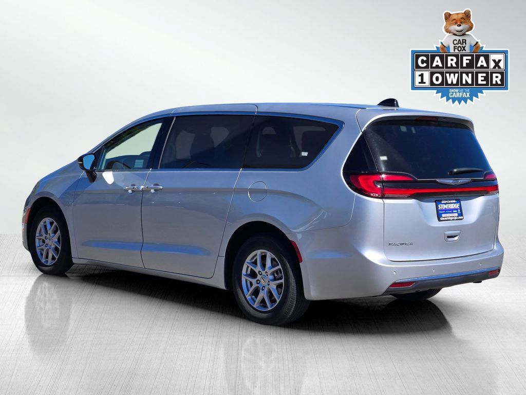 Used 2024 Chrysler Pacifica Touring-L FWD image 6