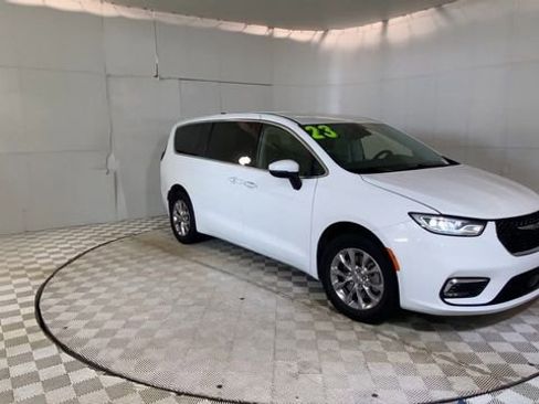 Used 2023 Chrysler Pacifica Touring-L AWD/4WD image 5