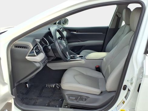 Used 2021 Toyota Camry XLE image 9