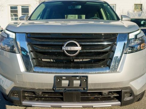 New 2025 Nissan Pathfinder SL image 3