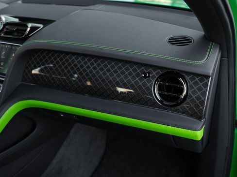 Used 2025 Bentley Bentayga image 30