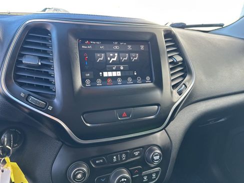 Used 2019 Jeep Cherokee Latitude w/ Cold Weather Group image 15