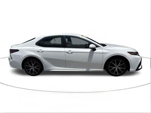 Used 2024 Toyota Camry SE FWD image 2
