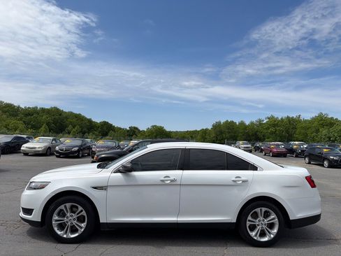 Used 2018 Ford Taurus SE FWD image 1