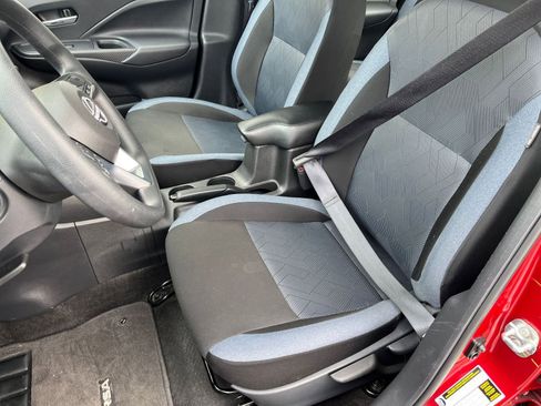 Used 2025 Nissan Versa SV FWD image 31