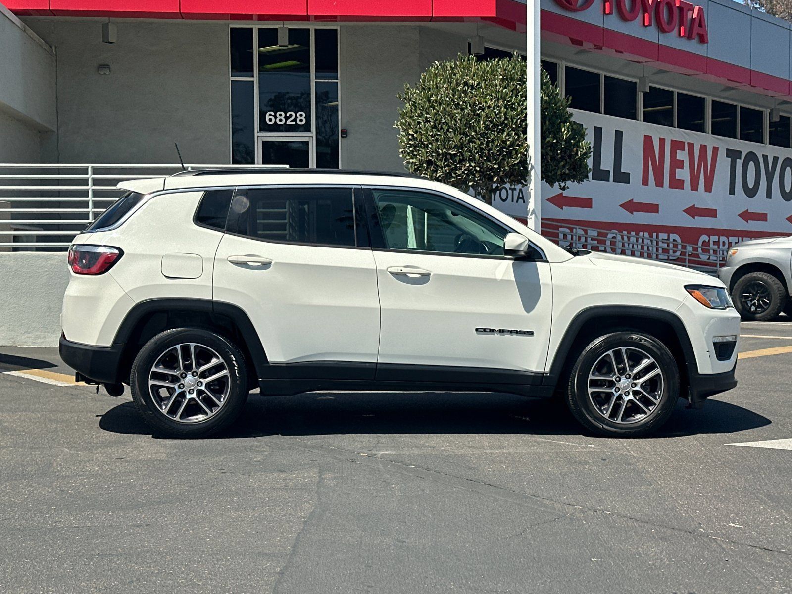 Used 2018 Jeep Compass Latitude w/ Popular Equipment Group FWD image 6