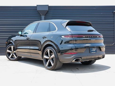 Certified 2025 Porsche Cayenne image 3