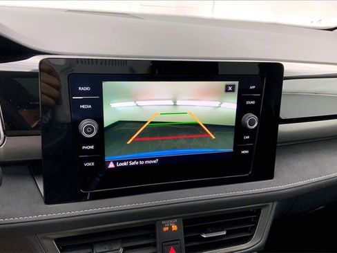 Used 2025 Volkswagen Taos SE image 21