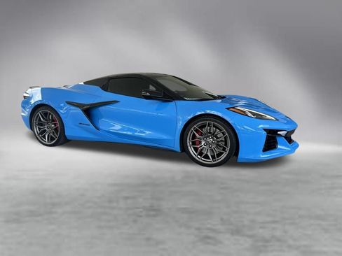 Used 2025 Chevrolet Corvette Z06 RWD image 2