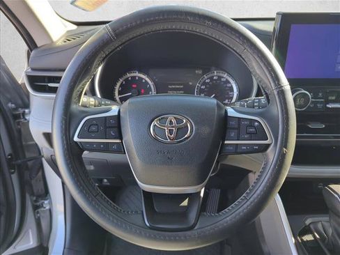 Used 2023 Toyota Highlander XLE image 12