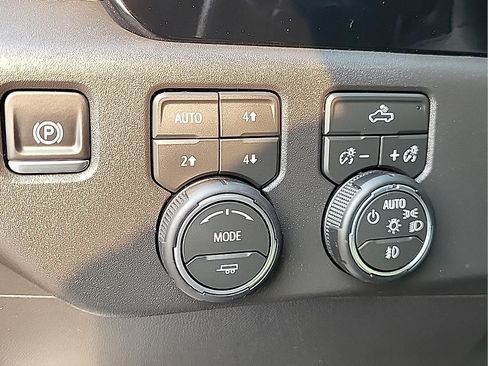 Used 2026 Chevrolet Silverado 1500 LT Trail Boss w/ Convenience Package II AWD/4WD image 22