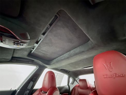 Used 2021 Maserati Quattroporte Trofeo image 16