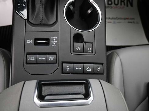 Used 2022 Toyota Highlander XLE AWD/4WD image 9