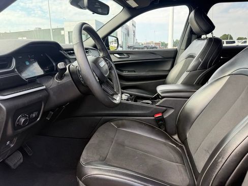 Used 2023 Jeep Grand Cherokee Altitude AWD/4WD image 4