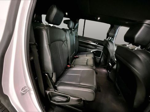 Used 2022 Jeep Wagoneer Series III w/ Premium Group I AWD/4WD image 19