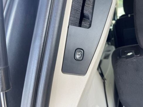 Used 2014 Dodge Grand Caravan SXT FWD image 17